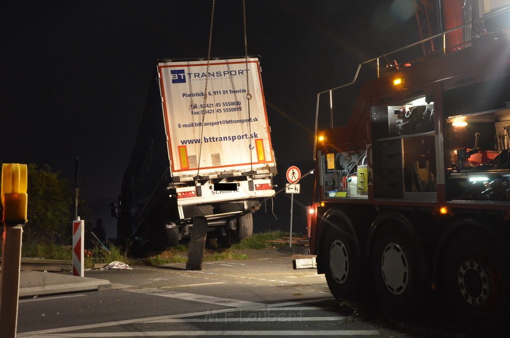 VU LKW umgestuerzt Feldkassel Industriestr Robert Boschstr P268.JPG